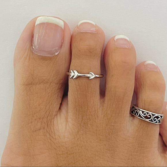Sterling silver arrow toe ring, silver arrow toe ring, dainty arrow ring, arrow - Picture 1 of 12